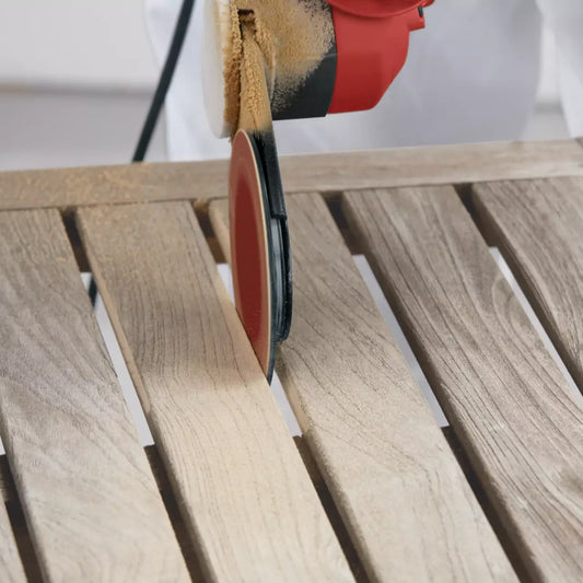 FLEX Flachkopfschleifer SFE 8-2 115 Anwendung Holzschliff Zwischenräume  an Gartentisch Nahaufnahme