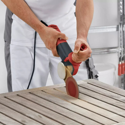 FLEX Flachkopfschleifer SFE 8-2 115 Anwendung Holzschliff Zwischenräume  an Gartentisch nahaufnahme