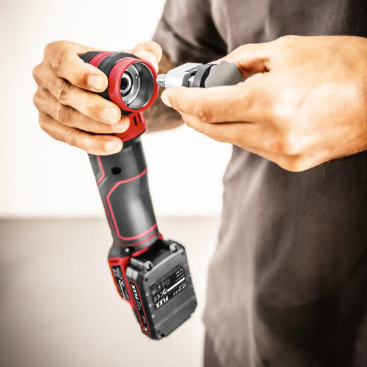 FLEX Akku-Poliermaschine PXE 80 12-EC beim Wechsel des Polieraufsatzes – schneller Zubehörwechsel für flexible Anwendungen in der Fahrzeugaufbereitung und Detailpflege.