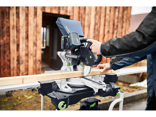 Festool Staubfangbeutel SB-KSC an Akku-Kapp-Zugsäge montiert, Anwendung beim Zuschnitt von Holz auf Baustelle