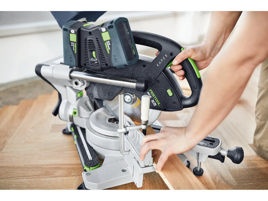 Festool KAPEX KSC 60 EB Akku-Kapp-Zugsäge mit Doppelakku bei präzisem Kappschnitt an Holzwerkstück in Anwendung