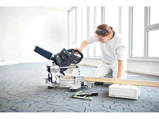 Festool KAPEX KSC 60 EB Akku-Kapp-Zugsäge bei Kappschnitt an Holzbrett, Bedienung durch Handwerker