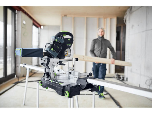 Festool Akku-Kapp-Zugsäge KSC 60 mit Staubfangbeutel SB-KSC in Anwendung auf Baustelle