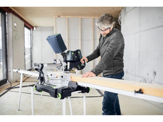 Festool KAPEX KSC 60 EB Akku-Kapp-Zugsäge bei Kappschnitt-Anwendung auf Holzbrett mit Anwender in Werkstatt