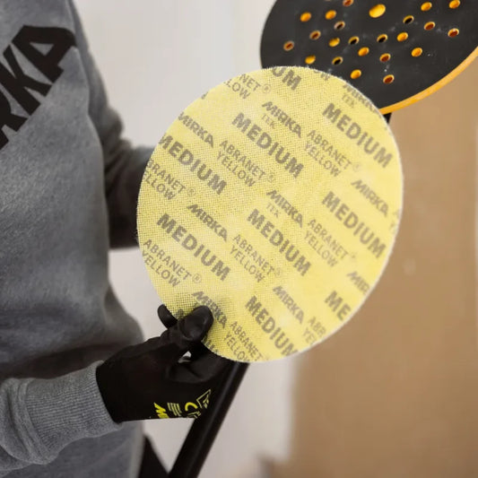 Mirka Abranet Yellow Schleifgitterscheibe Ø 225 mm, Körnung medium in der Anwendung mit Mirka DecoSander