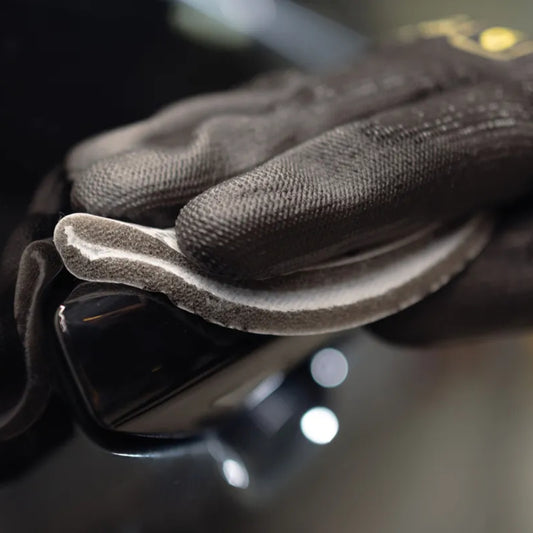 Mirka Iridium Soft Schleifscheibe gelocht Multifit im Handschliff – flexibles Schleifmittel für schwer zugängliche Stellen und perfekte Oberflächenbearbeitung per Hand.