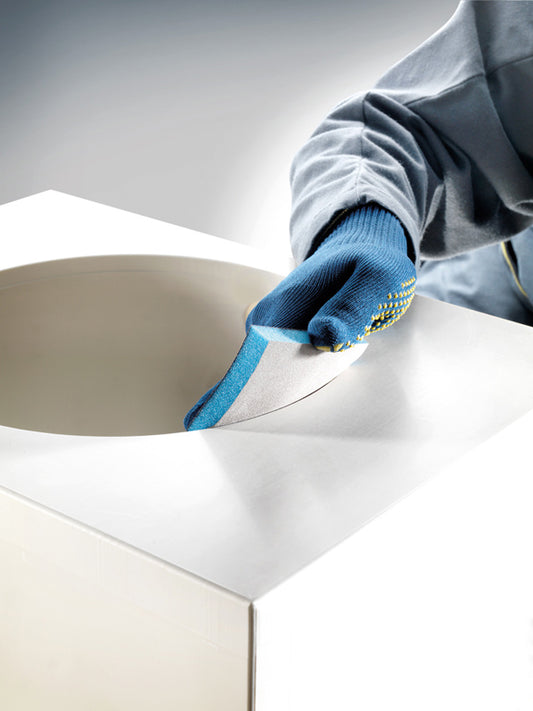 Anwendung der sia 7983 siasponge flex Pads beim Schleifen von lackierten oder empfindlichen Kanten – flexibel für schwer zugängliche Bereiche.